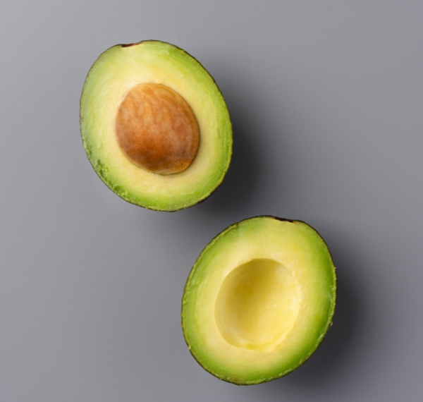 Mogen honden avocado eten? Risico’s, voordelen & tips